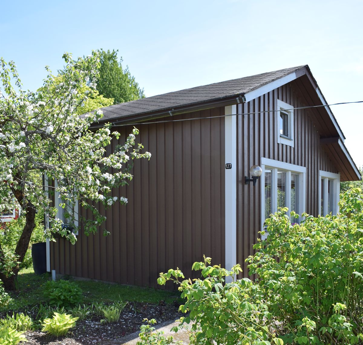 ruskea siirtolapuutarhamökki