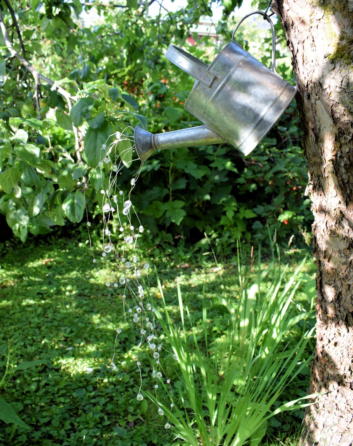 Leijuva kastelukannu.