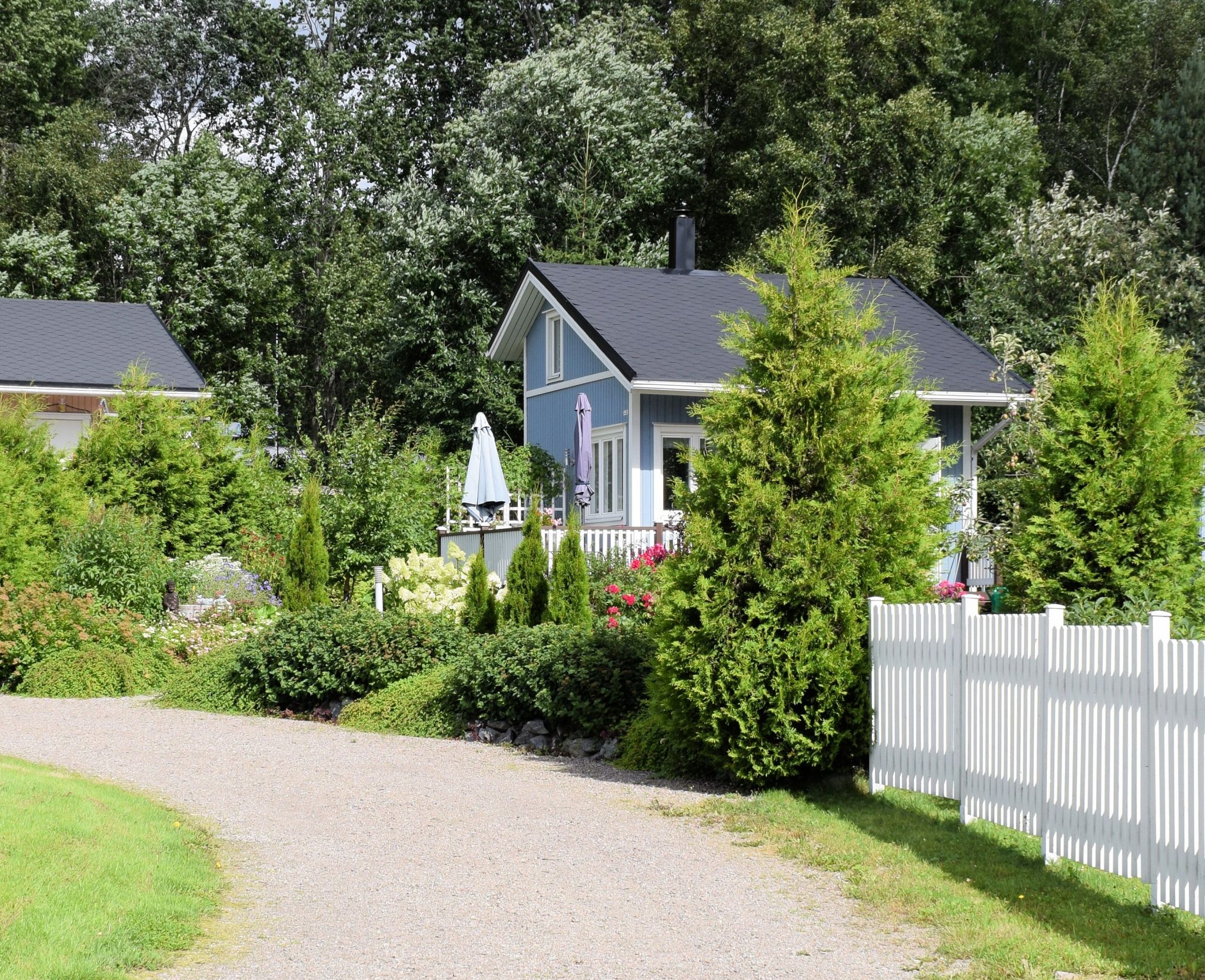 Sininen siirtolapuutarhamökki.