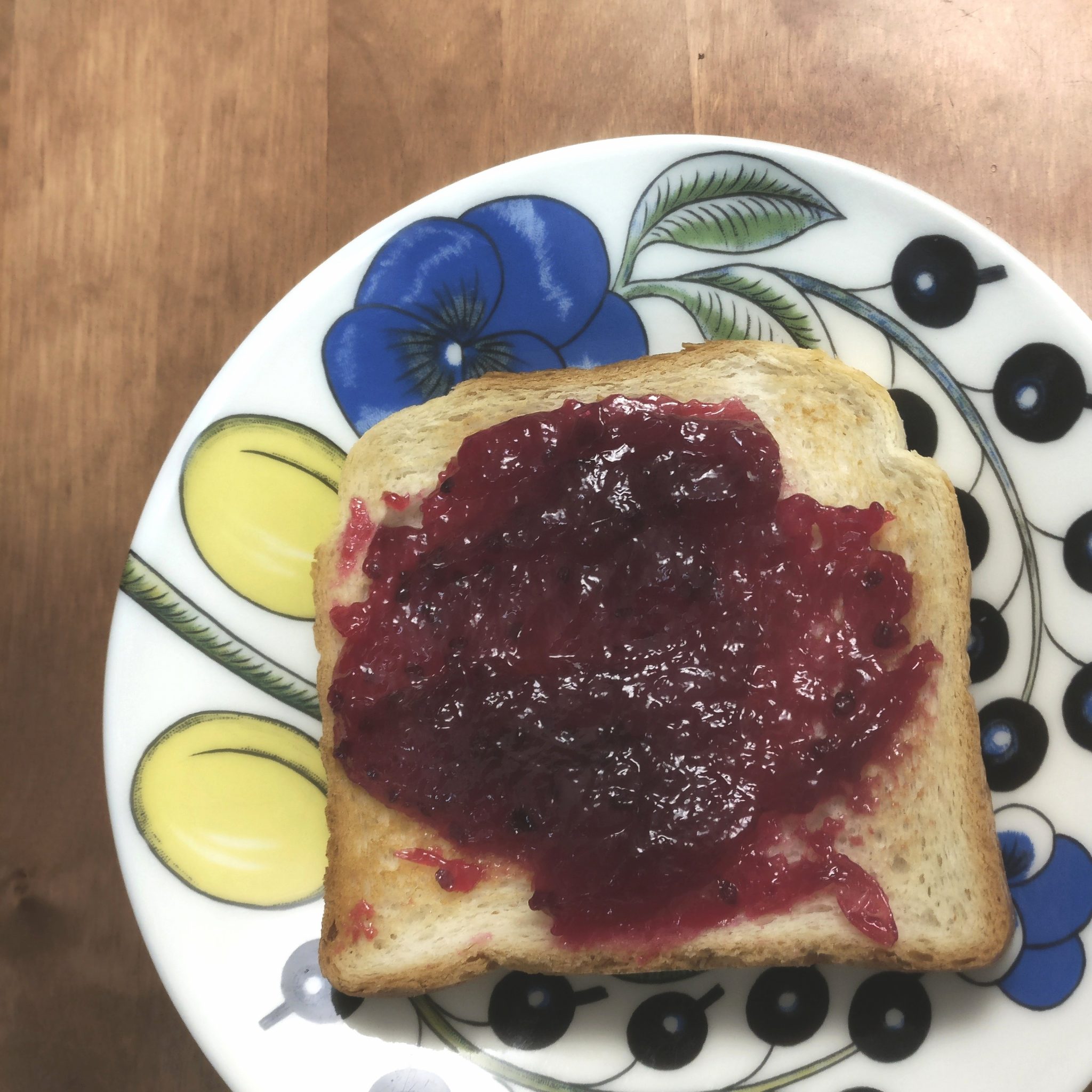 punaherukkahilloa paahtoleivalla