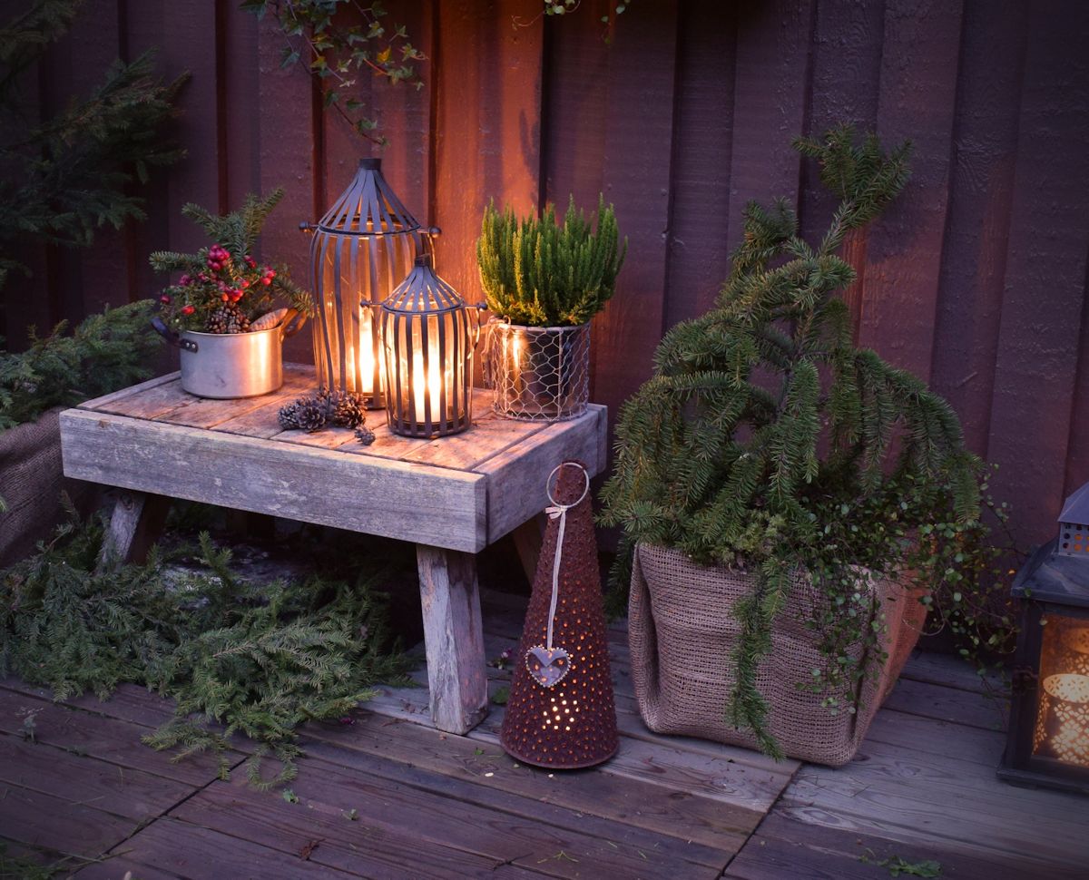 Syksyistä tunnelmaa lyhdyillä ja havuilla.