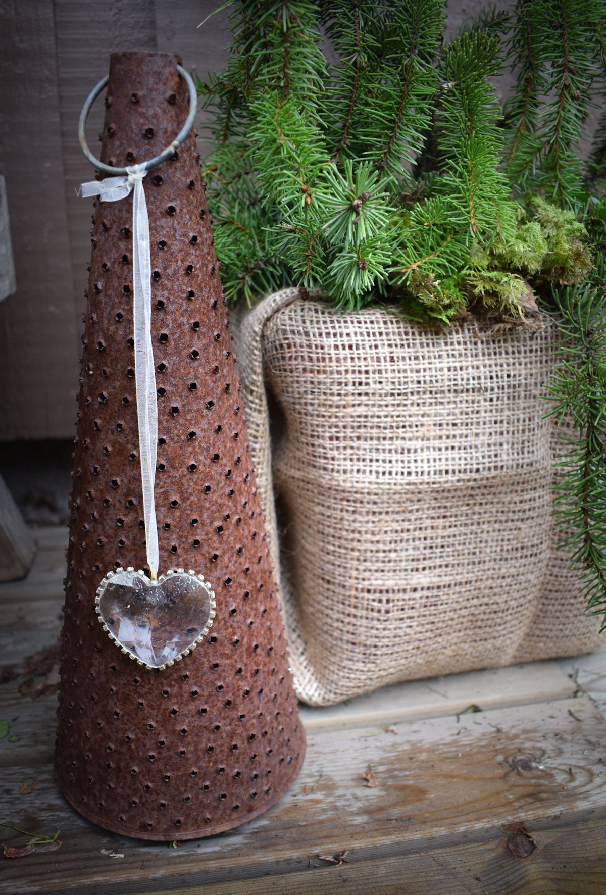 Ruosteinen pläkkilyhty.