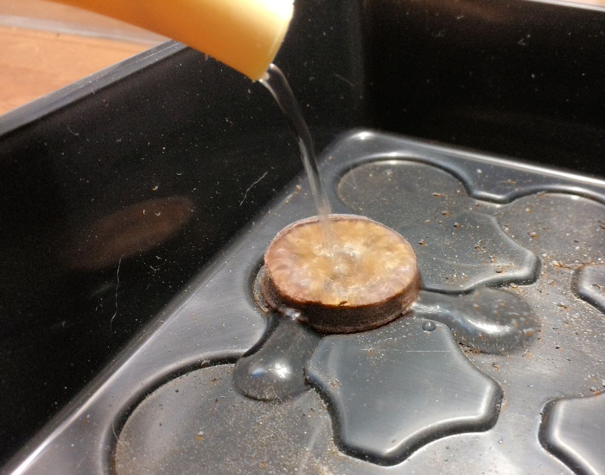 turvebriketin kasteleminen